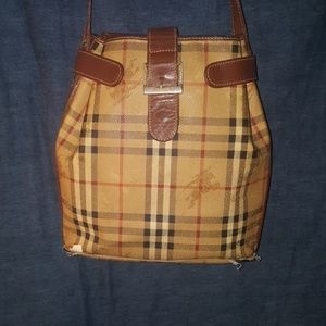 Vintage Burberry.. med size bag.